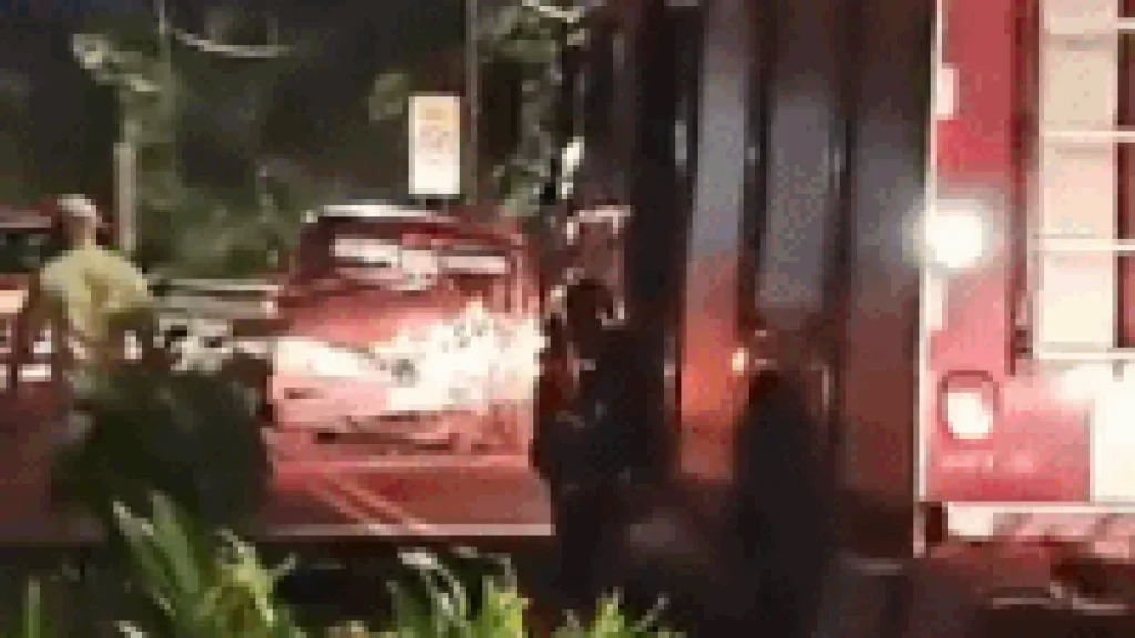 Brazil Truck Overturns, Blocks Traffic After Crash on Heraclito Ave