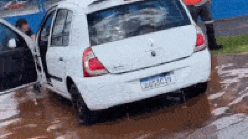 Brazil Kwid Sinks in Pothole Flood, Driver Loses Workday