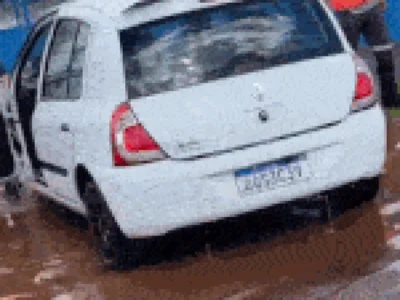 Brazil Kwid Sinks in Pothole Flood, Driver Loses Workday